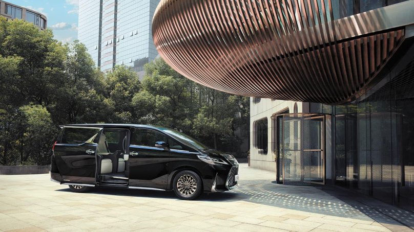 Минивэн Лексус LM 300h