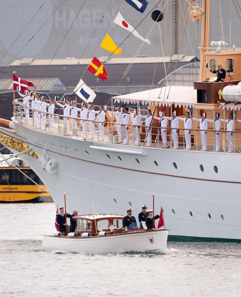 Королевская яхта Даннеброг