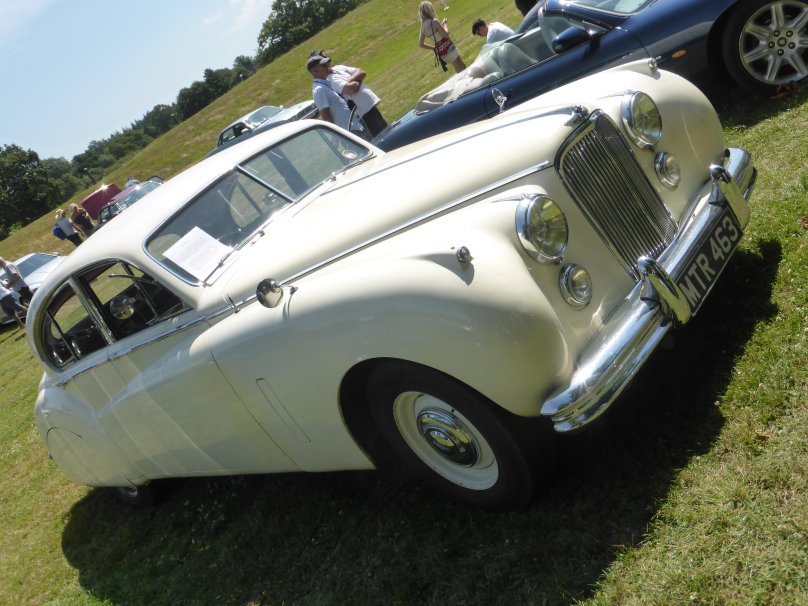 Ягуар Марк 2 белая для выставки в США