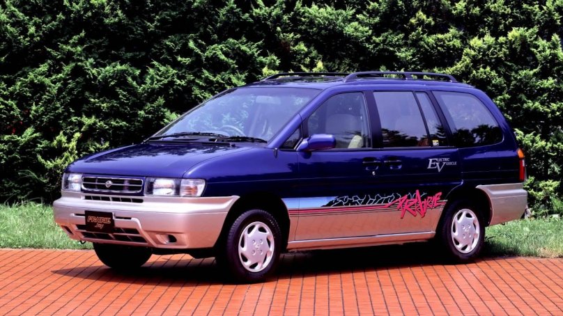 Nissan Prairie, 1985