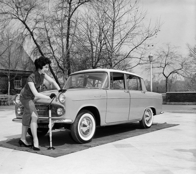 Белая машина Старая