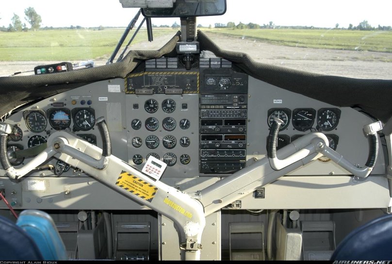 DHC-6-400 кабина