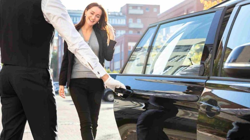 Джентльмен открывает дверь машины
