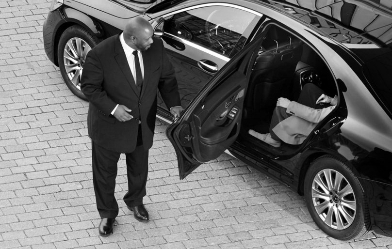 Водитель в машине