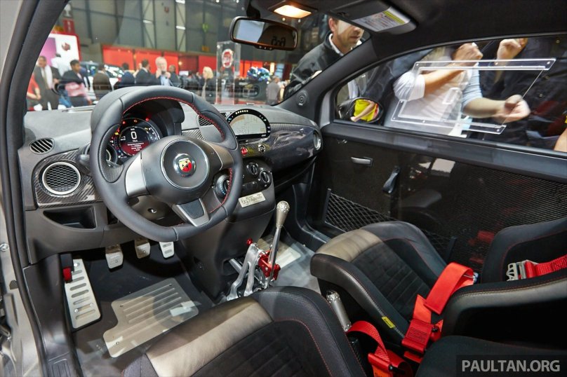 Abarth 695 Biposto салон