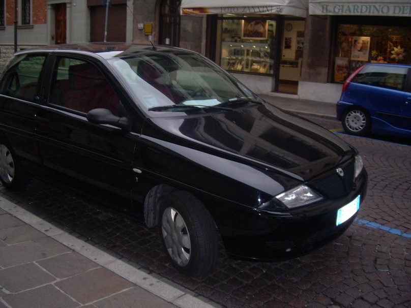 Лянча автомобиль 2000