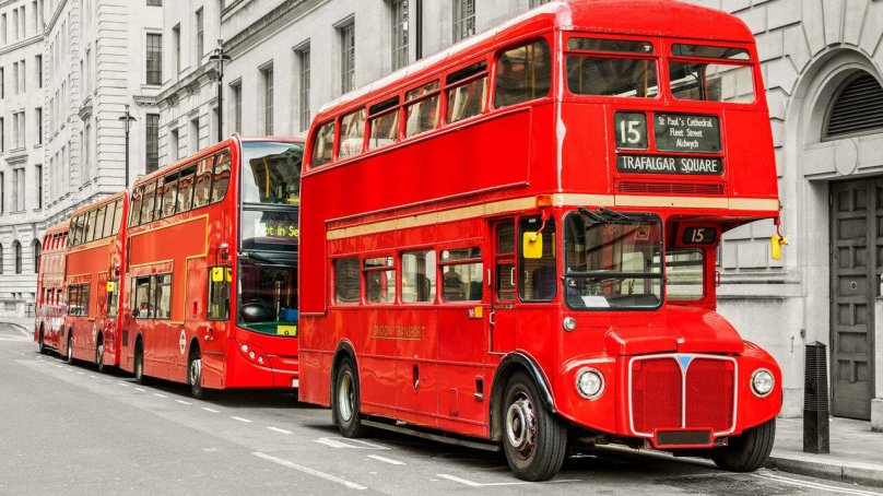 Красный автобус