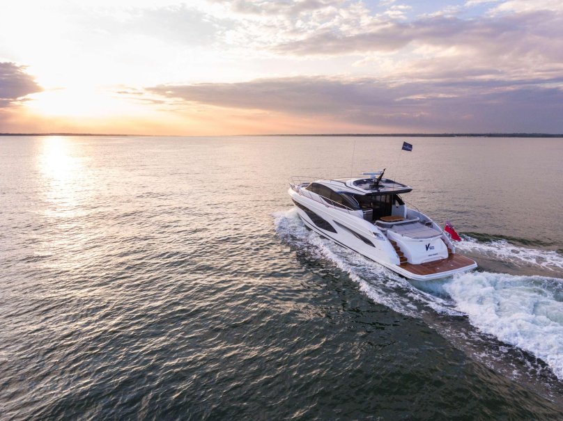 Яхта принцесса v60