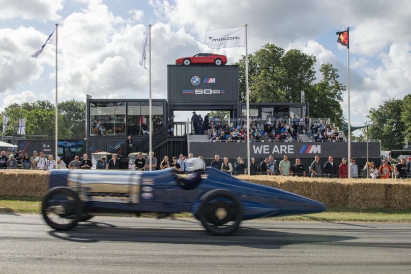 Машина с авиационным двигателем