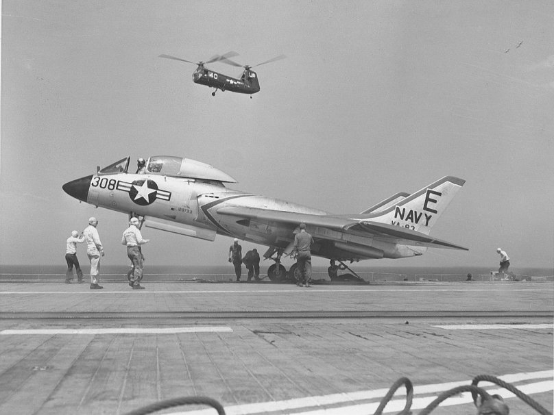 Самолет f7u Cutlass