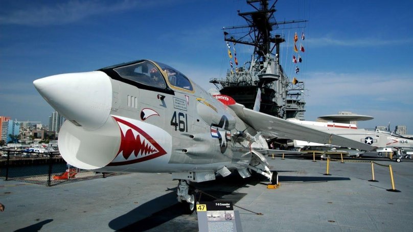 Самолет f8 Крусейдер