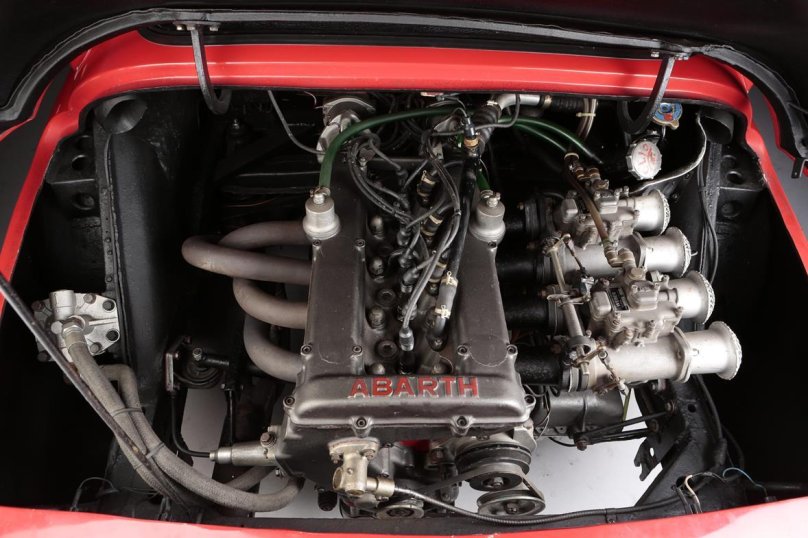 Фиат Абарт подкапотное пространство