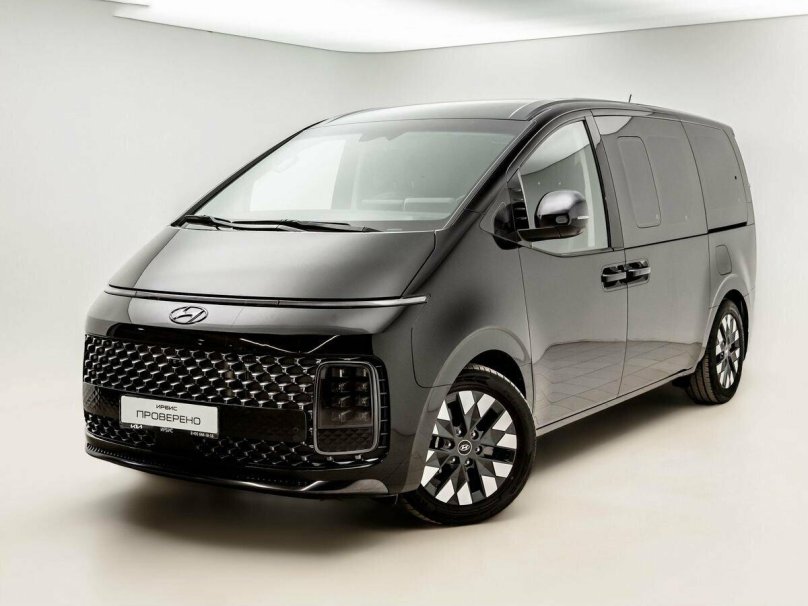 Черный матовый минивэн