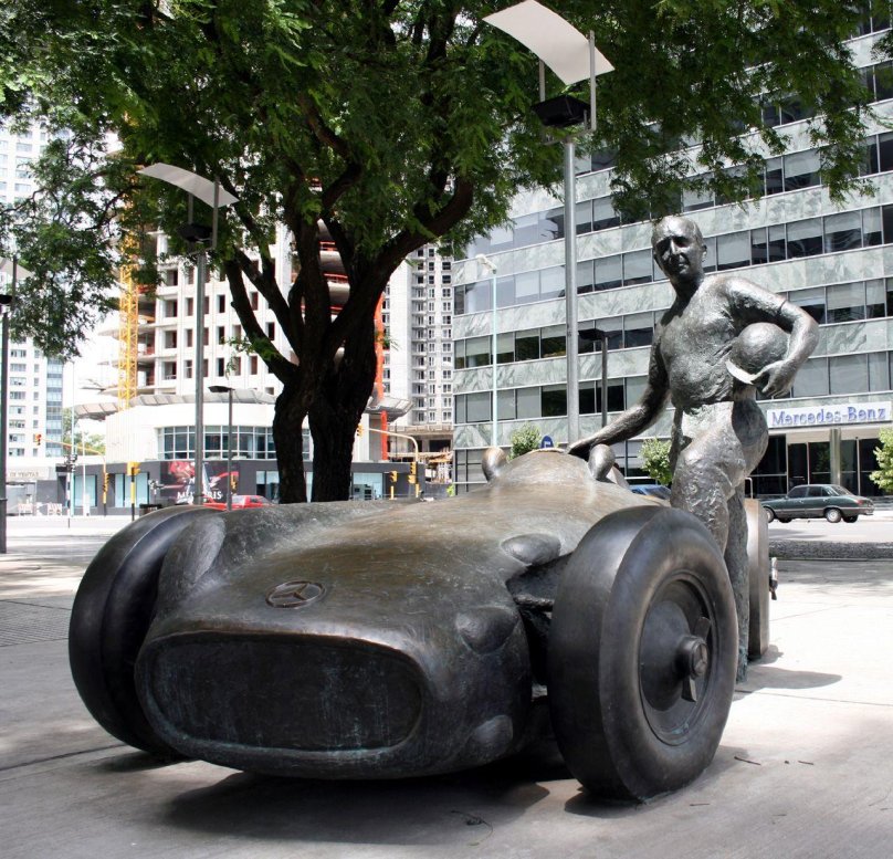 Монако памятник гонщику