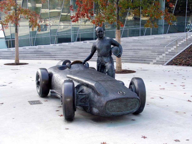 Монако памятник гонщику