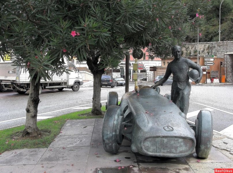 Монако памятник гонщику