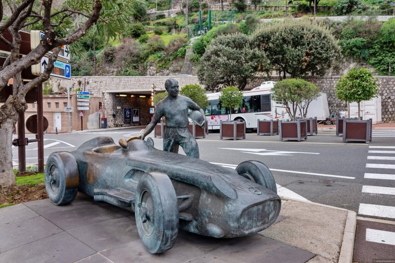 Монако памятник гонщику