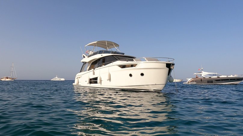 Яхта Гринлайн 68