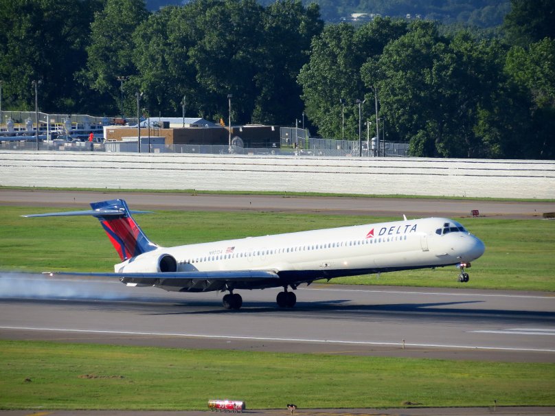 MCDONNELL Douglas MD-88