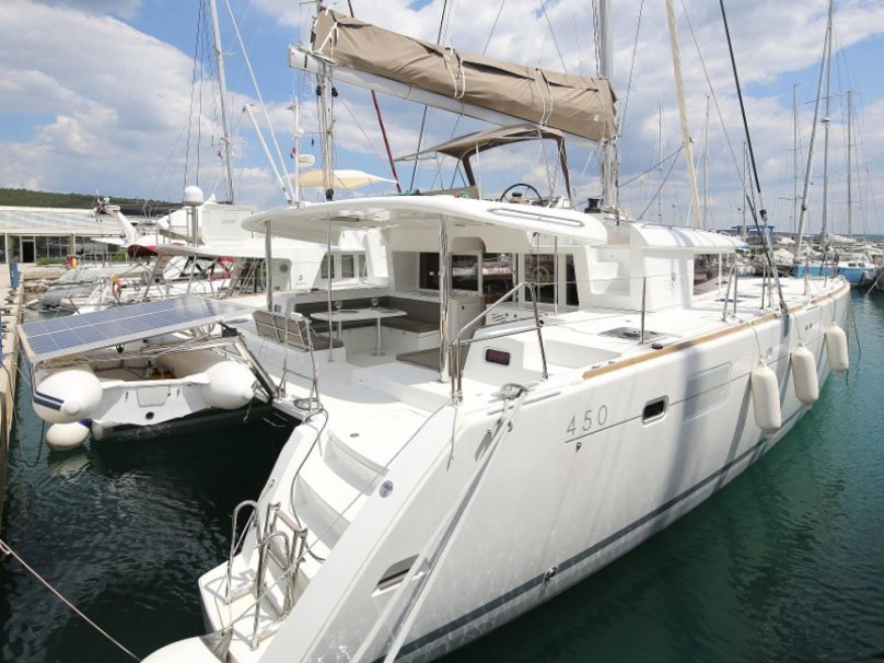 Lagoon 450 Fly яхта