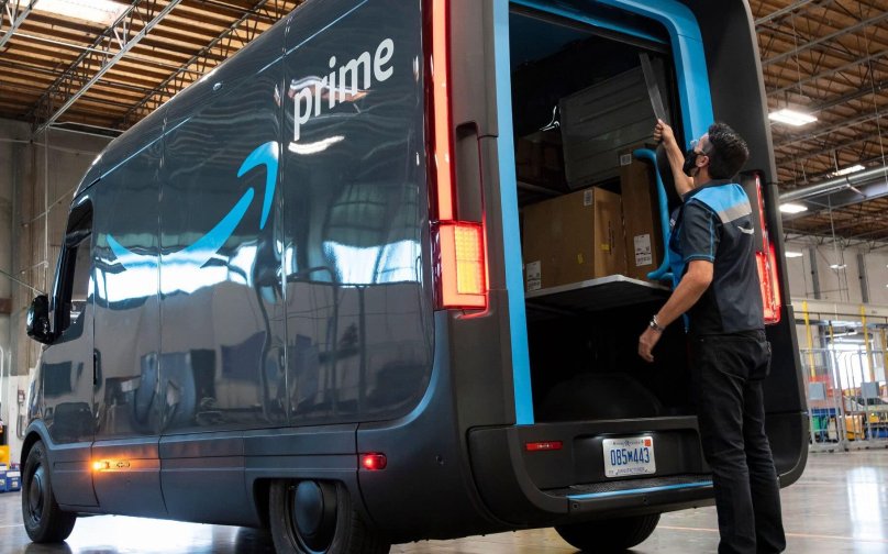 Фургоны Амазон Ривиан