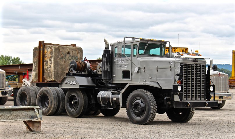 M1070 Oshkosh тягач