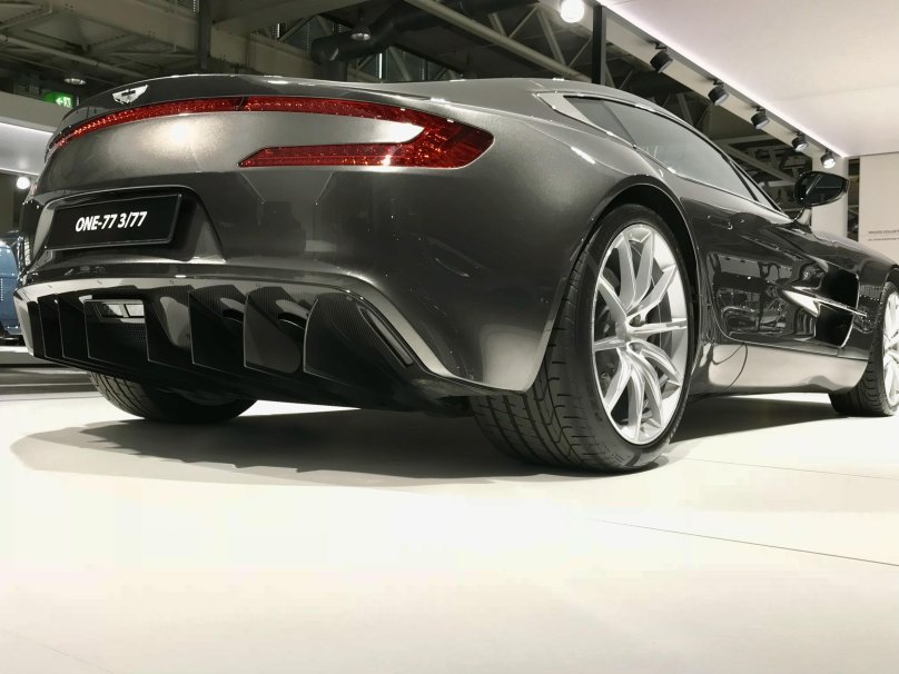 Aston Martin one-77 сзади