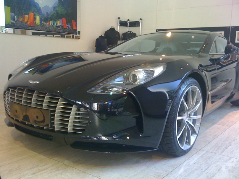 Астон Мартин 1 77