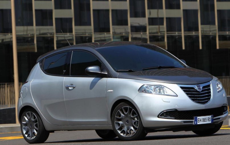 Машина Lancia Ypsilon