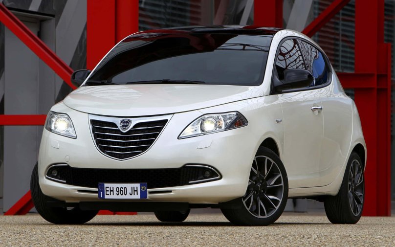Машина Lancia Ypsilon