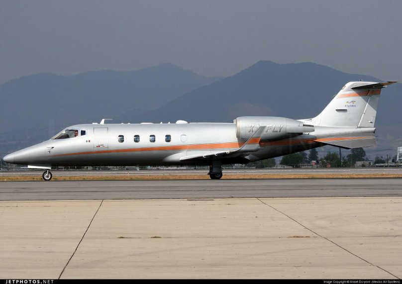 Learjet 45 красный