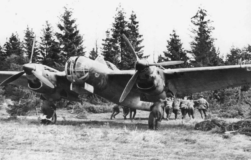 Советский скоростной фронтовой бомбардировщик сб-2