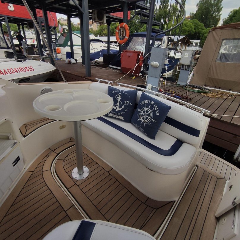 Rinker 250 Fiesta Vee