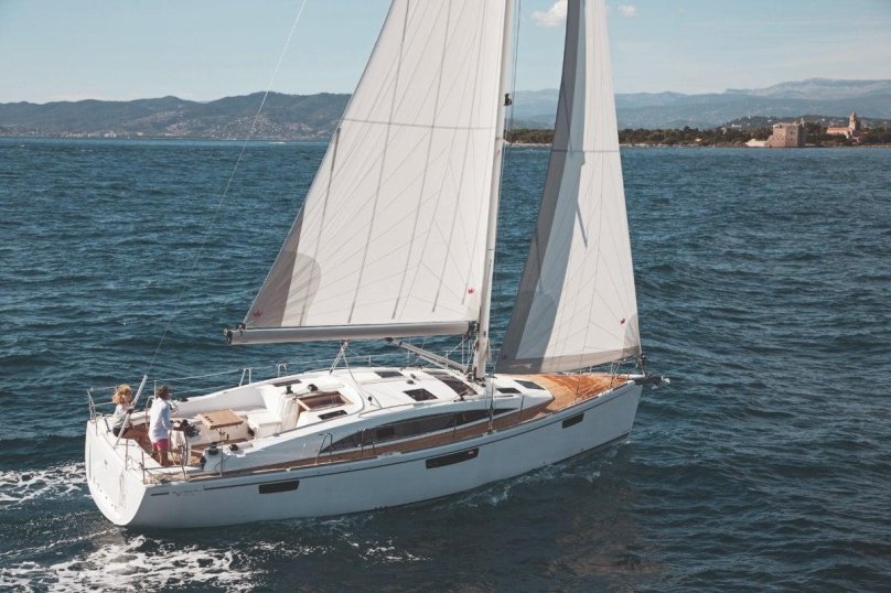 Яхта Bavaria Vision 44