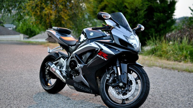 Спортбайк Сузуки 750