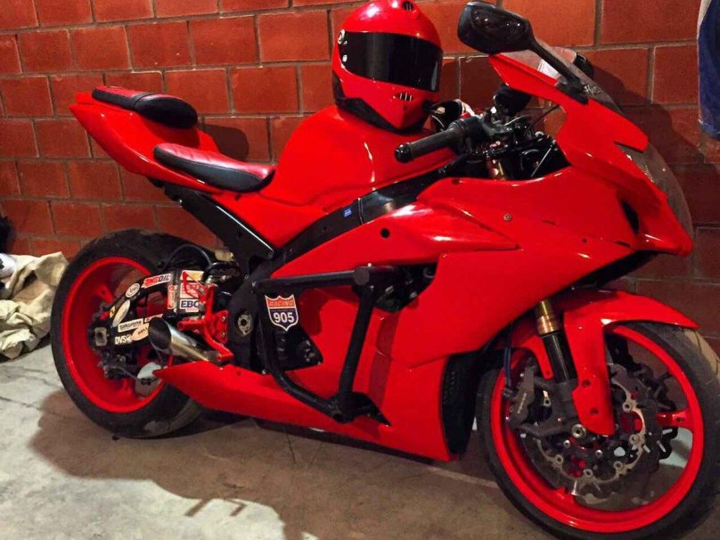 Красный Suzuki GSX r1000