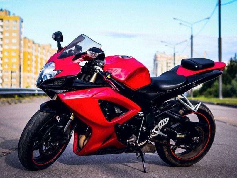 Красный Suzuki GSX-R 600