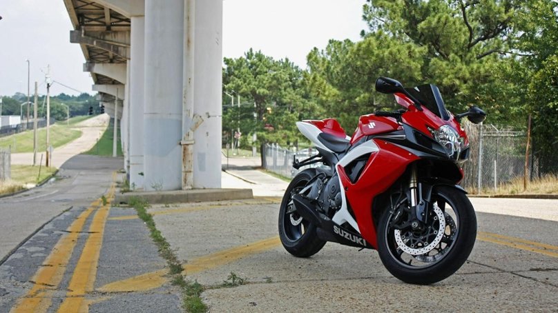 Красный Suzuki GSX-R 600