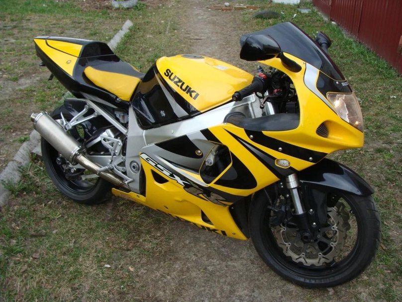 Жёлтый Suzuki gsxr750