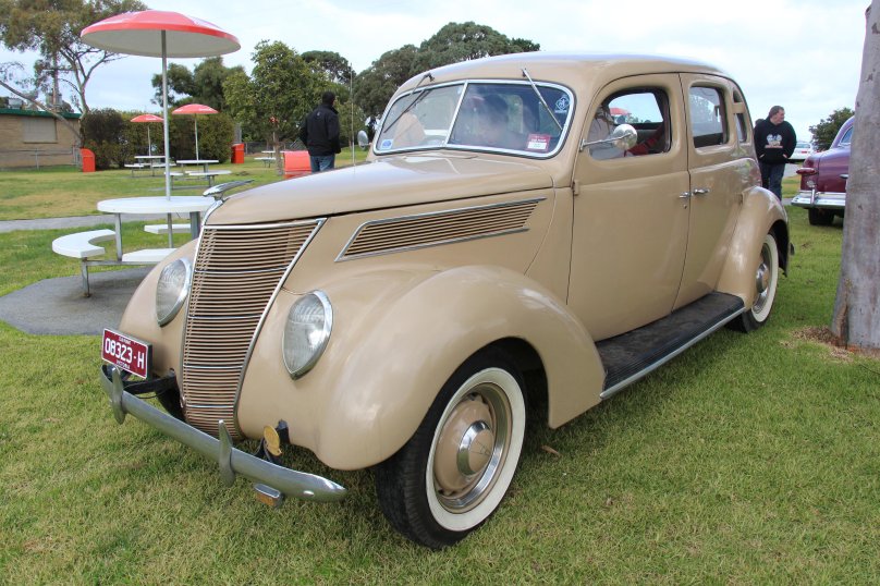 1937 Ford sedan