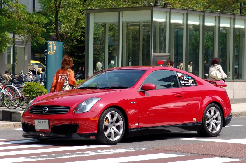Nissan Skyline v35 Coupe с сакурой