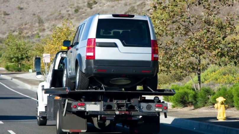 Эвакуатор на дороге