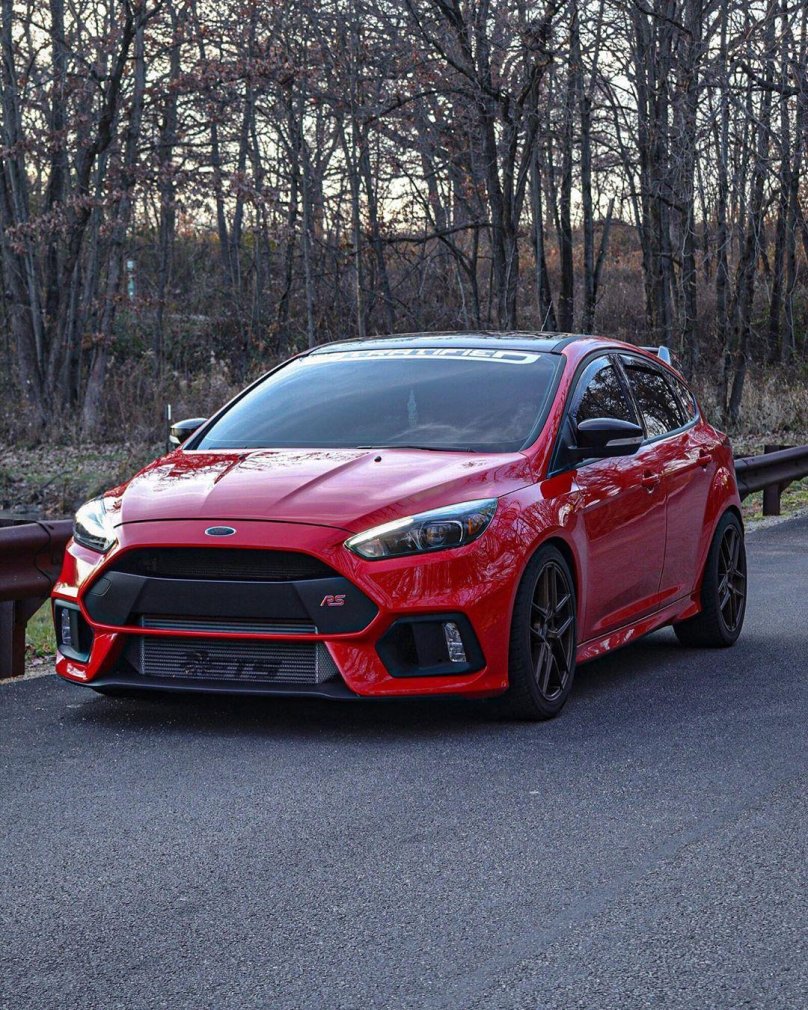 Красный Ford Focus RS