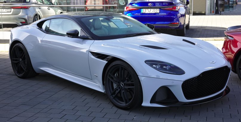 Астон Мартин ДБС 2023