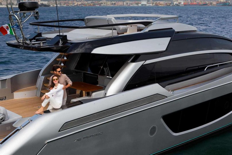 Яхта Рива 76