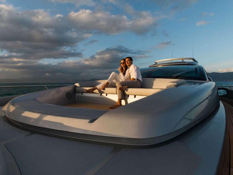 Элитная модель на яхте