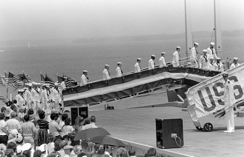 Авианосец Йорктаун на дне