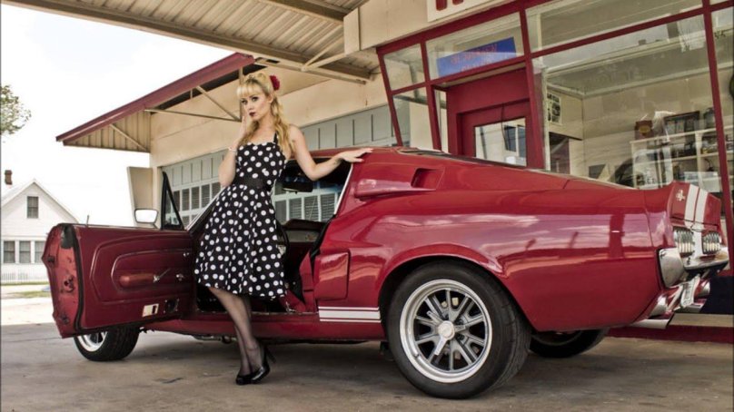 Ford Mustang 1967 с девушкой