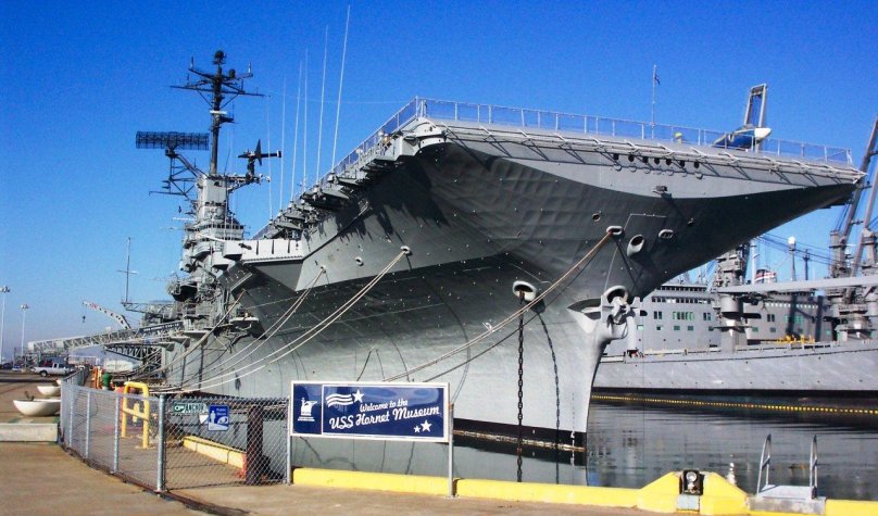Авианосец Хорнет
