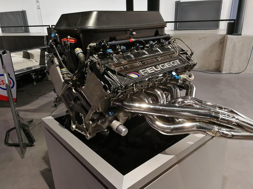 Десятицилиндровый двигатель